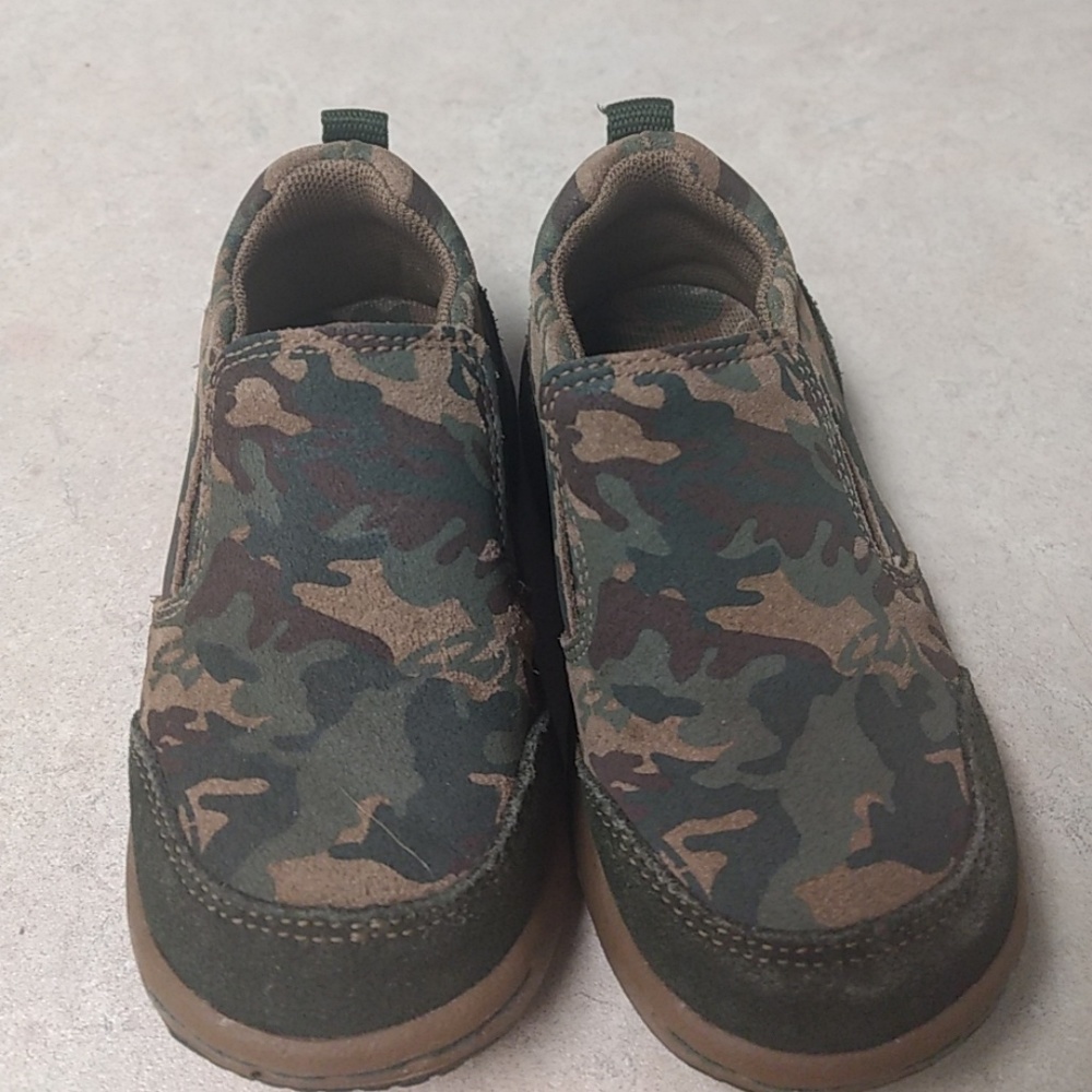 Boys stride rite pull on camo sneakers. Size 6